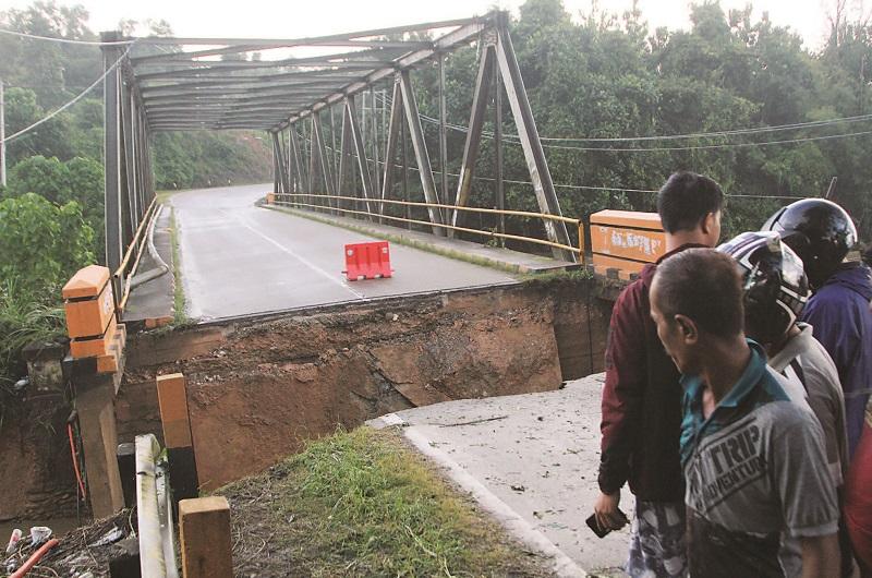 AKSES JALAN TRANS SULAWESI TERPUTUS