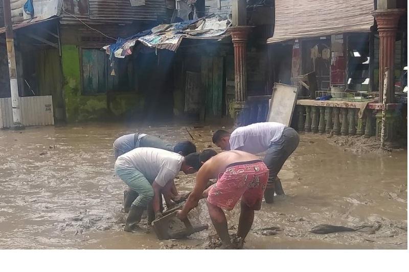 Warga Bersihkan Lumpur Setebal 40 Cm dari Lokasi Banjir di Medan