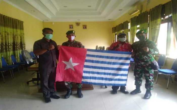 Pilih NKRI, Warga di Papua Serahkan Bendera Bintang Kejora Kepada Bupati Disaksikan Kolonel TNI