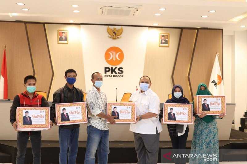 PKS Kota Bogor Bagikan 4.000 Bingkisan Lebaran
