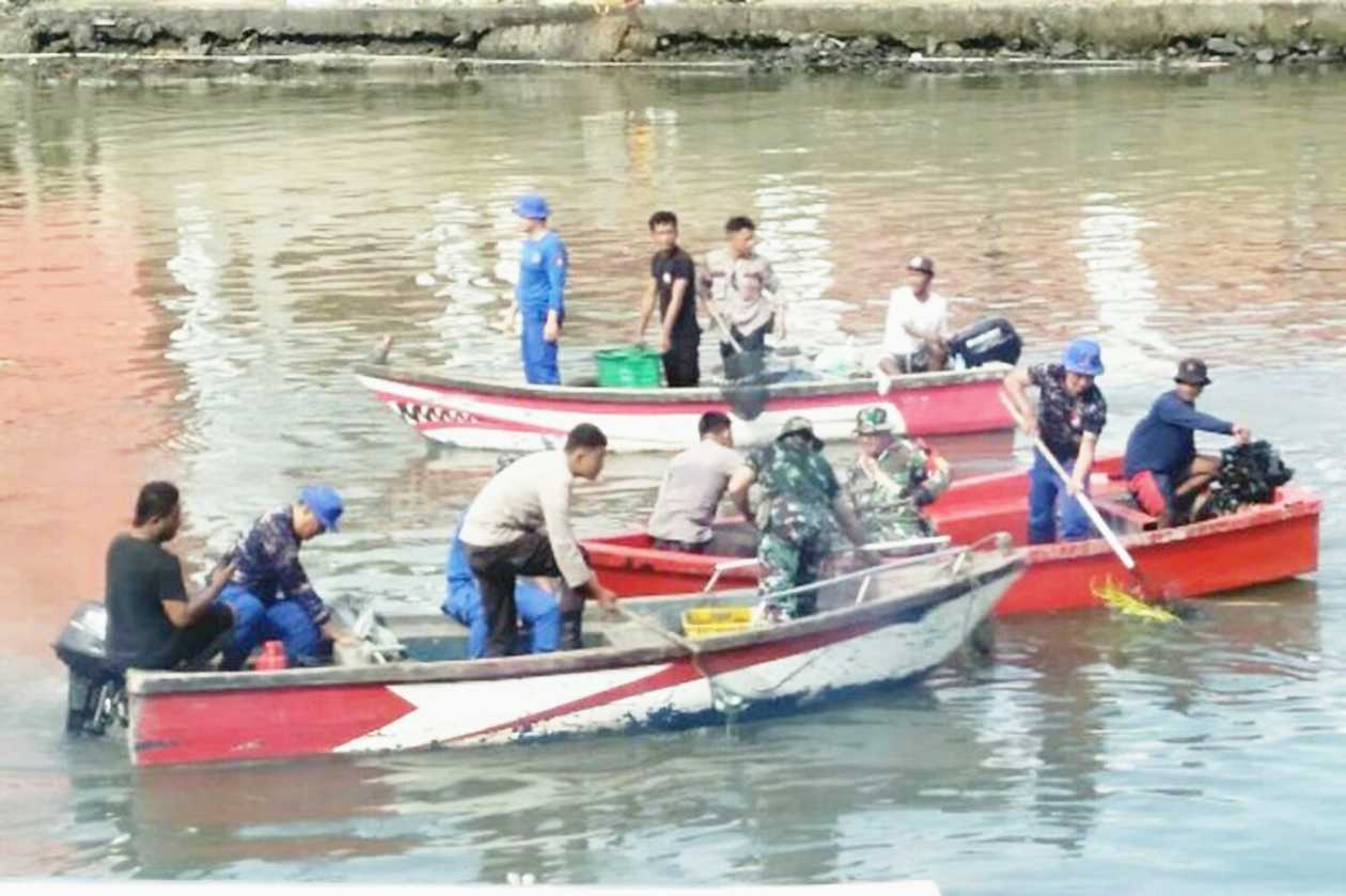 Polda Sulut Bersama TNI Kerja Bakti Bersihkan Sampah