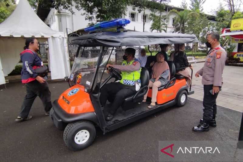 Polisi Jadi Sopir Wisatawan Keliling Gedung Sate Pakai Mobil Golf, Ternyata Ini Penyebabnya