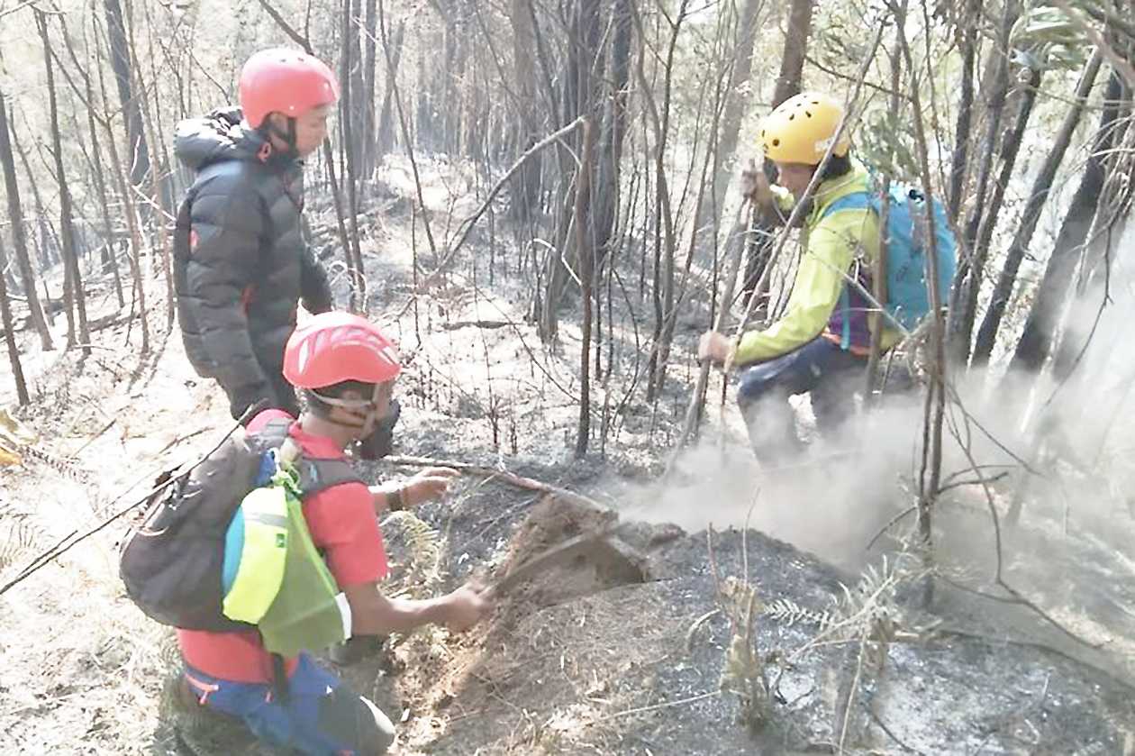 Polres Malang Ikut Padamkan Api di Hutan Lindung Gunung Kawi