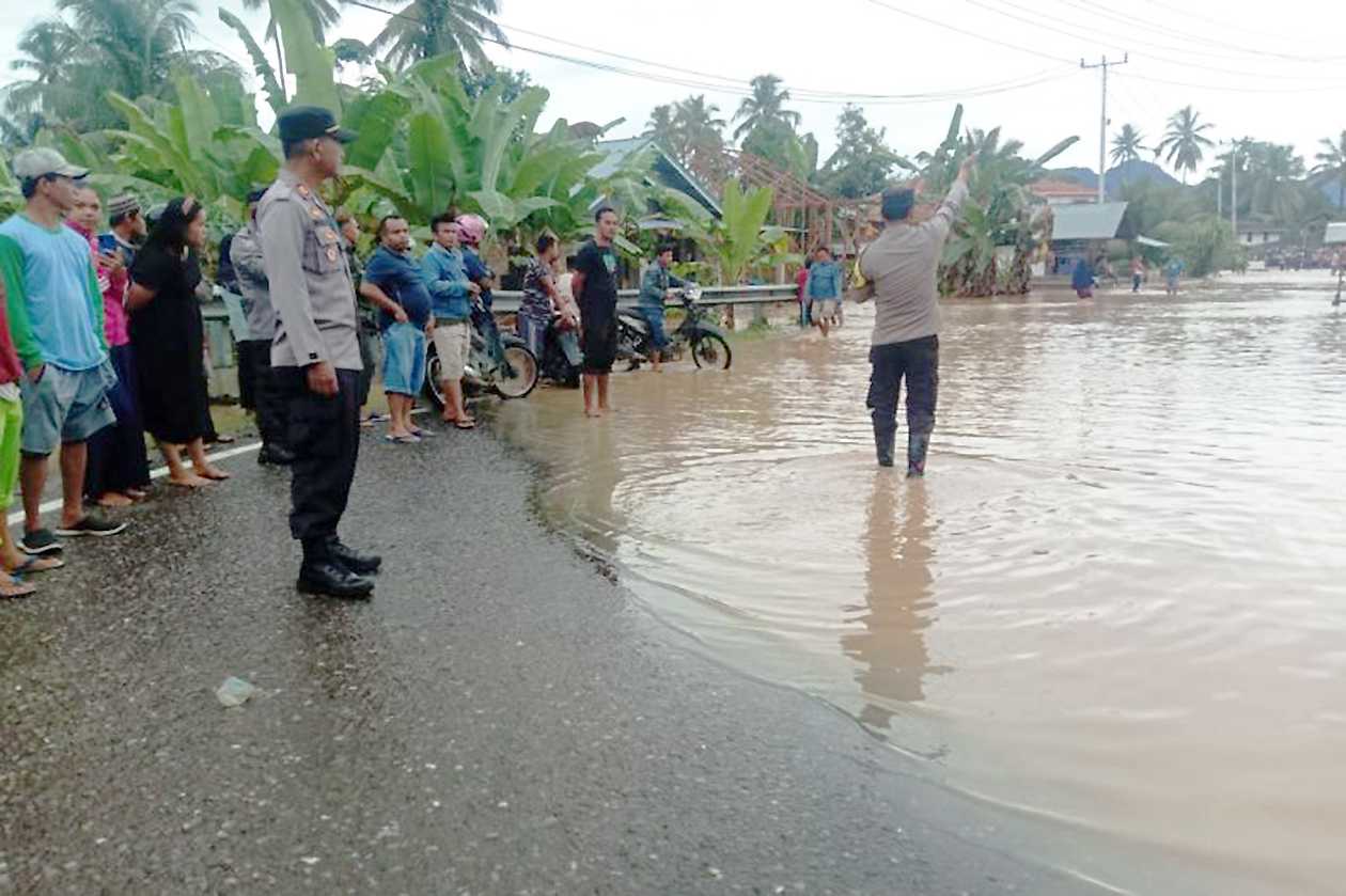 Polres Pasaman Barat Bantu Korban Banjir