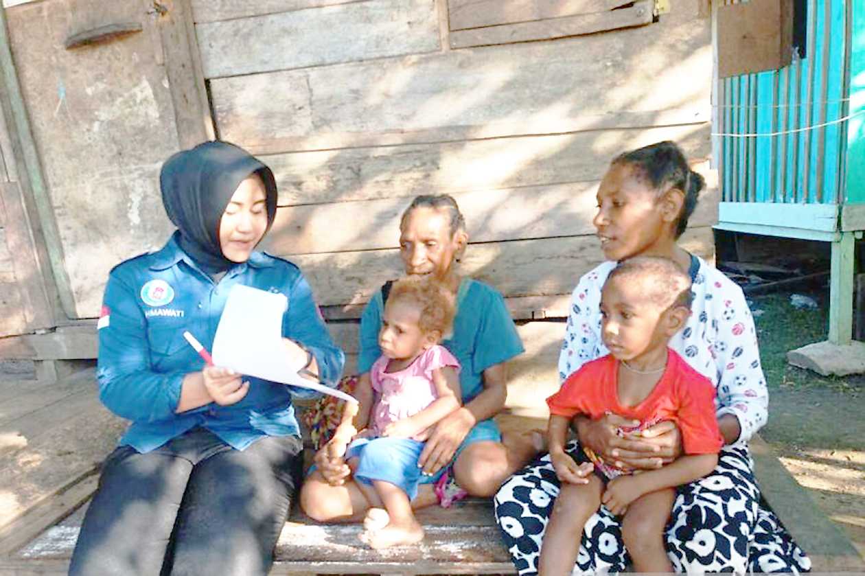 Polwan Polres Jayapura Ajar Baca Tulis ke Orang Asli Papua