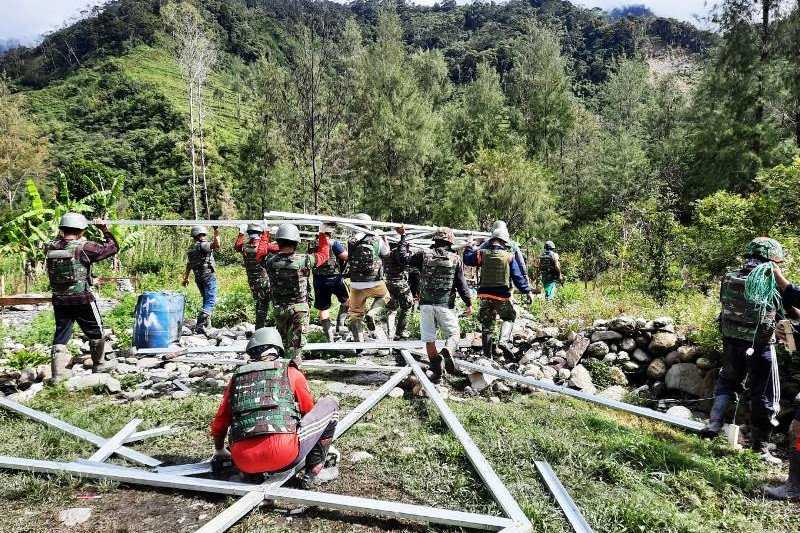 Prajurit Detasemen Zeni Tempur Bangun Perumahan Dinkes Hitadipa Intan Jaya