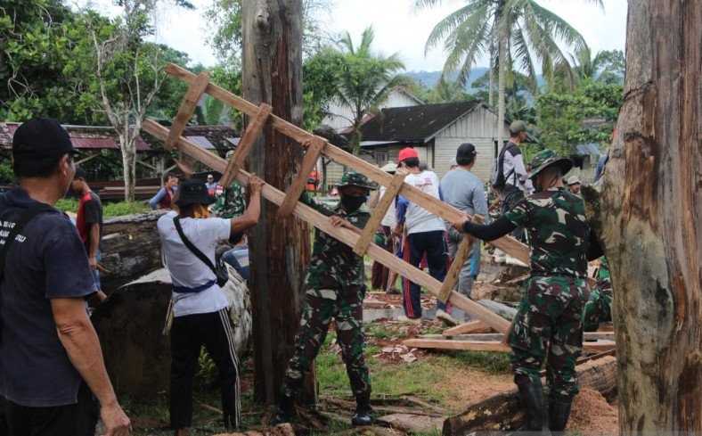 Prajurit Pamtas Yon 614 RJP Gotong Royong Bangun Rumah Singgah