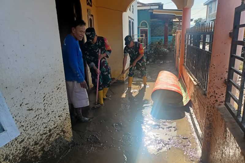 Prajurit TNI bantu bersihkan lumpur rumah korban banjir Kerinci Jambi