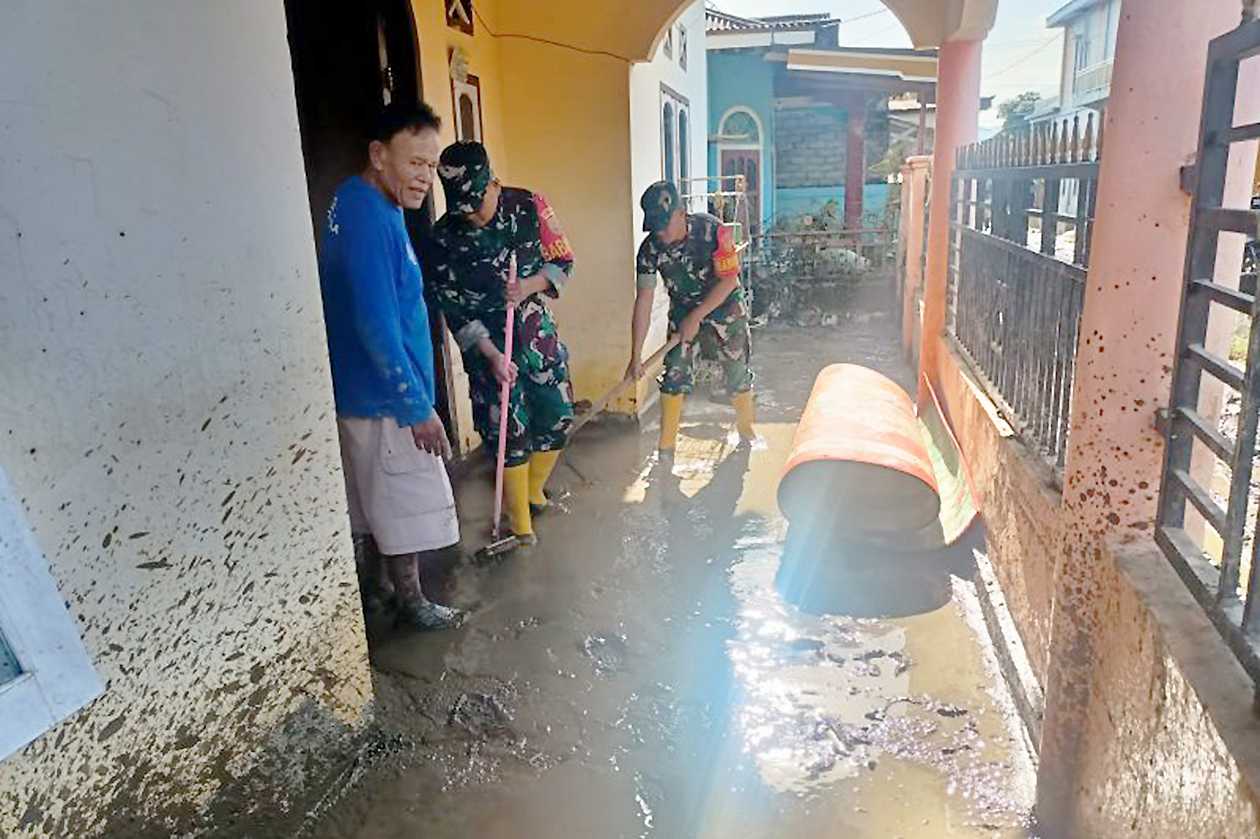 Prajurit TNI Bantu Warga Bersihkan Rumah Korban Banjir di Kerinci