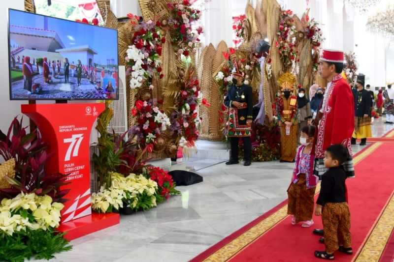 Presiden Jokowi Ajak Cucu Saksikan Kirab Budaya Saat HUT RI