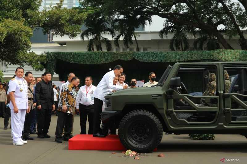 Presiden Jokowi Beri Nama Kendaraan Taktis Produksi Dalam Negeri 'Maung'