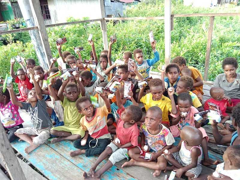 Produk Wafer Ini Berbagi Kebahagiaan dengan Warga Papua