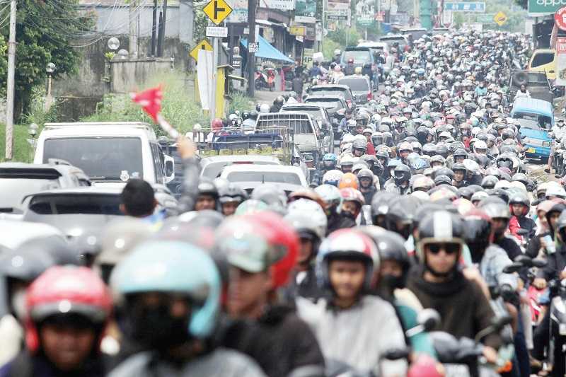 Puncak Macet Parah Warga Manfaatkan Hari Libur Terakhir Koran Jakarta Com