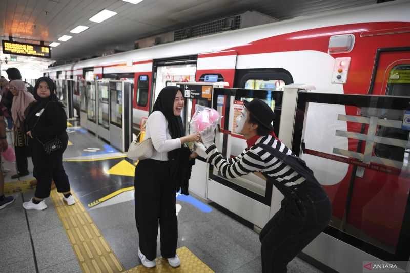Ramai, LRT Jakarta Angkut 3.545 Penumpang Pada Malam Tahun Baru