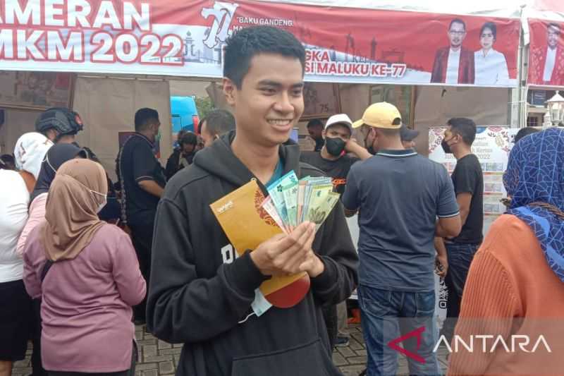 Ramai-ramai Tukar Uang Baru! Warga Ambon Rela Antre di Kas Keliling Bank Indonesia