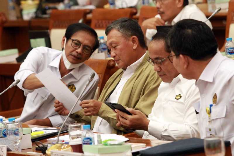 Rapat Dengan Menteri ESDM, Komisi VII DPR Pertanyakan Kewenangan Plh. Dirjen Minerba Tanda Tangani RKAB