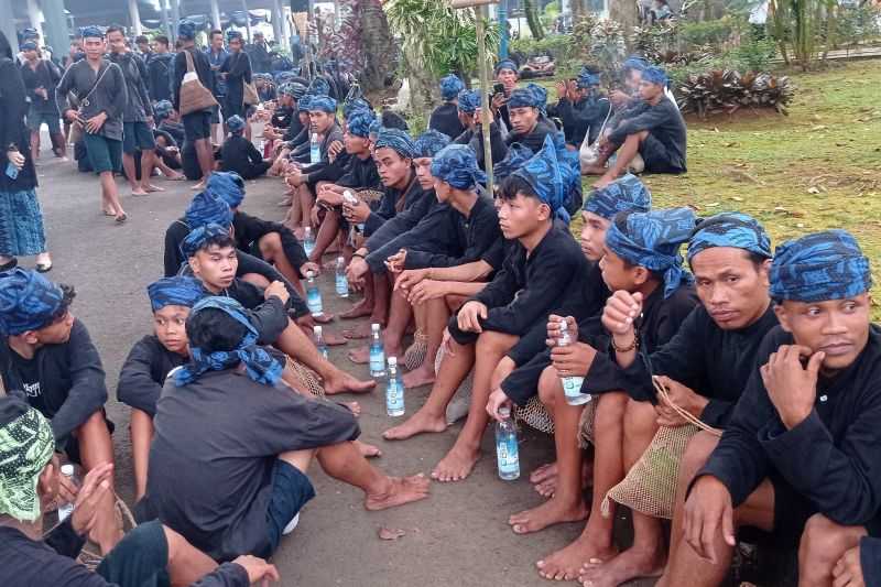 Ribuan Warga Baduy Berjalan Kaki Lakukan Tradisi 'Seba' ke Gubernur Banten