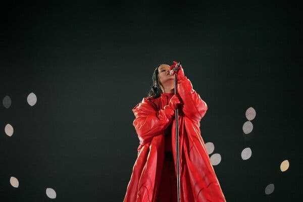 Rihanna Tetap Tampil Memukau Meskipun Hamil di Super Bowl Halftime Show
