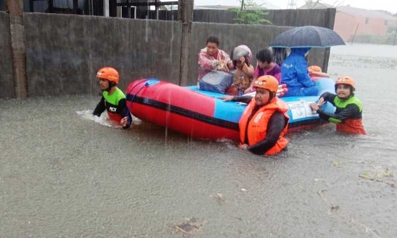 Rumah Terendam Banjir Warga di Makassar Mulai Mengungsi