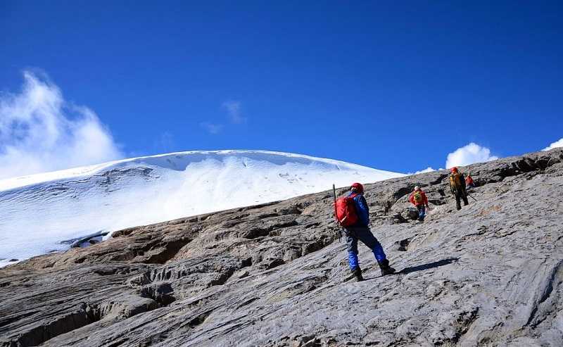 Salju Puncak Jaya Tak Lagi Abadi