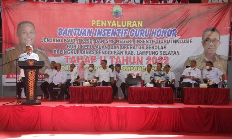 Salurkan Insentif, Bupati Lampung Selatan Ajak Guru Manfaatkan Pekarangan Sekolah Ditanami Kebutuhan Pokok