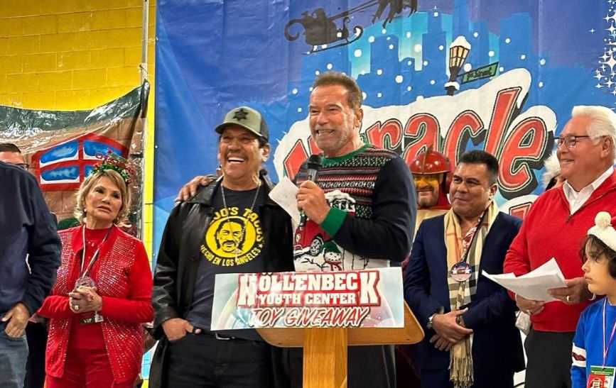 Sambut Natal, Arnold Schwarzenegger Bagi-bagi Hadiah di Pusat Pemuda LA