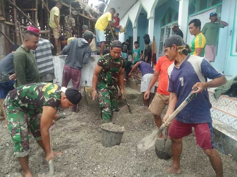 Satgas Yonarmed 1 Kostrad Bantu Warga Gotong Royong Bangun Sarana Masjid