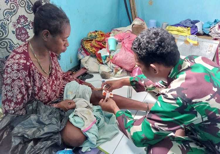 Satgas Yonif 143/TWEJ Bantu Sehatkan Warga di Pegunungan Papua