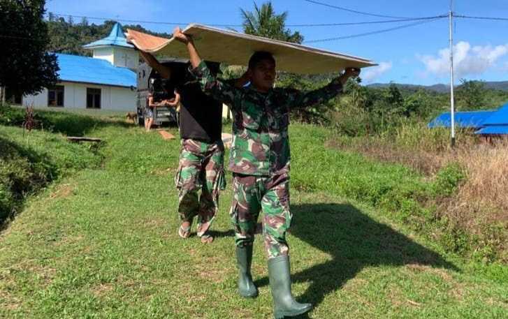 Satgas Yonif 143/TWEJ Langsung Renovasi Sekolah di Tapal Batas RI-PNG