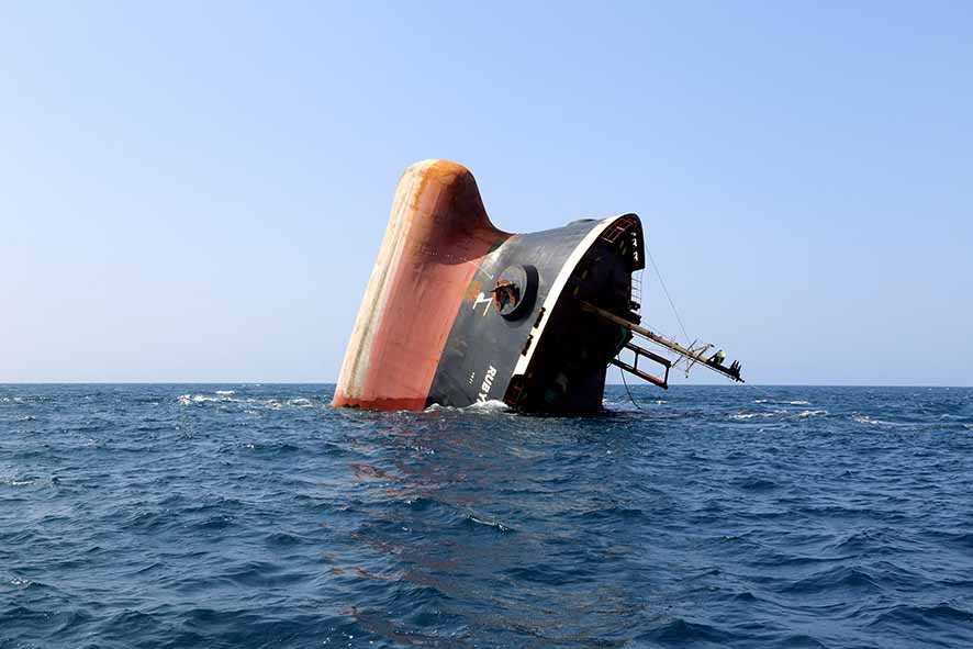 Sebuah Kapal Dihantam Misil di Teluk Aden