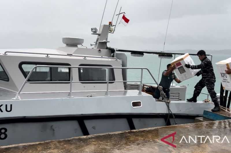 Sejumlah Kapal TNI AL Bantu Distribusi Logistik Pemilu ke Pulau-pulau 3T