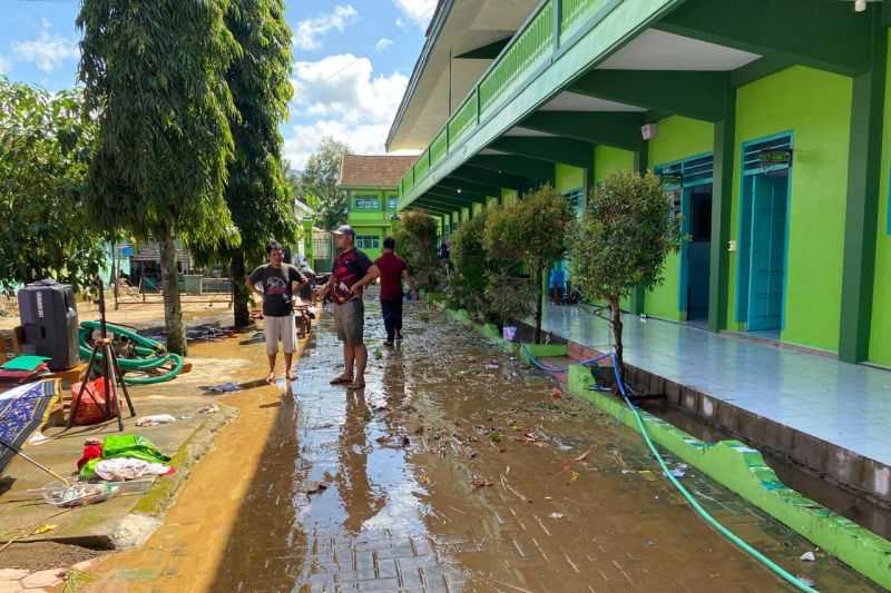 Sekolah yang Terendam Banjir di Trenggalek Diliburkan