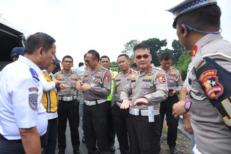 Semoga Angkutan Lebaran Lancar, Kakorlantas Tinjau Tol Jakarta-Semarang Jelang Operasi Ketupat 2023