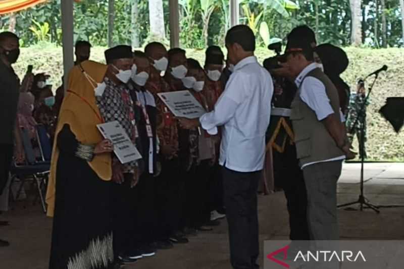 Semoga Cepat Dibangun Rumah Warga, Presiden Joko Widodo Serahkan Bantuan Gempa Tahap Pertama