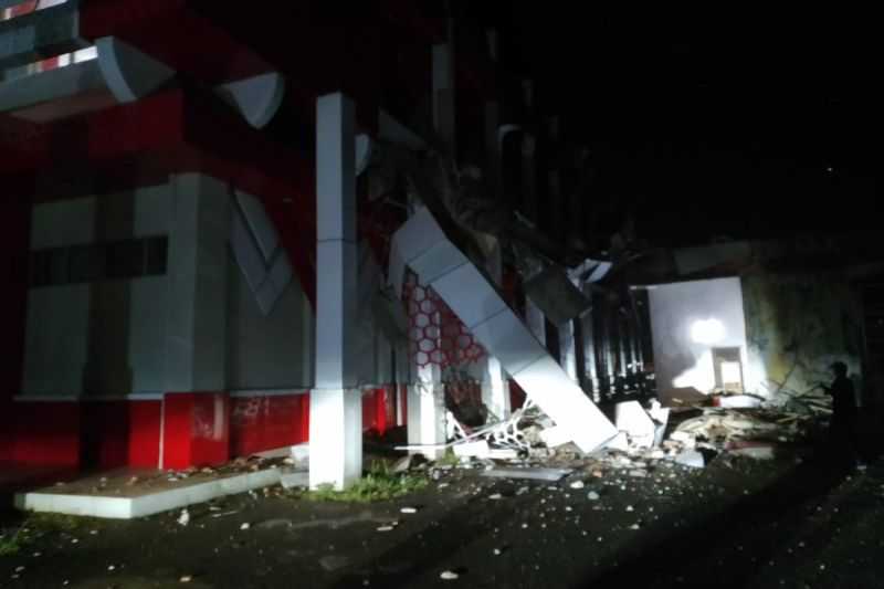Semoga Tidak Ada Korban, Bagian Luar Gedung KONI Sulut Mengalami Kerusakan Akibat Gempa