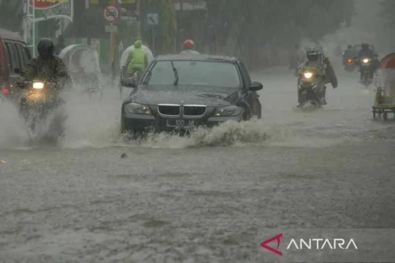Semoga Tidak Akbatkan Banjir, Hujan Lebat Disertai Petir Diprakirakan Landa Sejumlah Kota Besar
