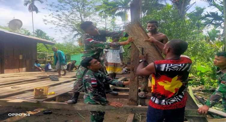Senangnya Pemuda di Keerom Papua Ini Rumahnya Didatangi  Prajurit TNI, Ternyata Ini yang Terjadi