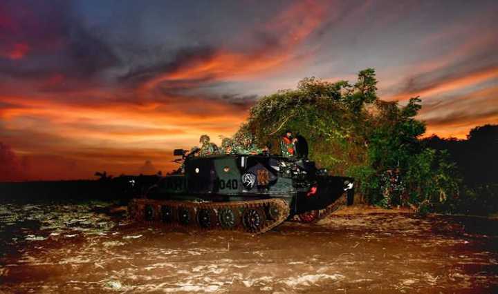 Senja Hari, Saat Langit Mulai Gelap, Tank Marinir Bermanuver di Pantai Banongan