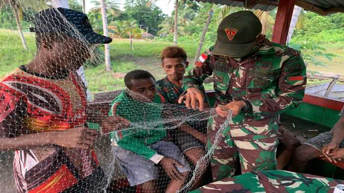 Senyum dan Tawa Pemuda Papua Saat Diajari Prajurit TNI Membuat Jala Ikan