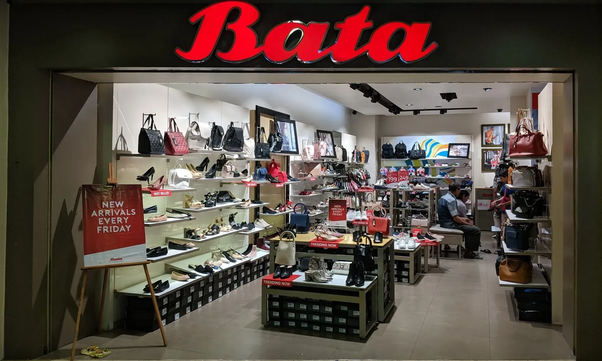 Sepatu Bata Diminta Tetap Pasarkan Produk Lokal