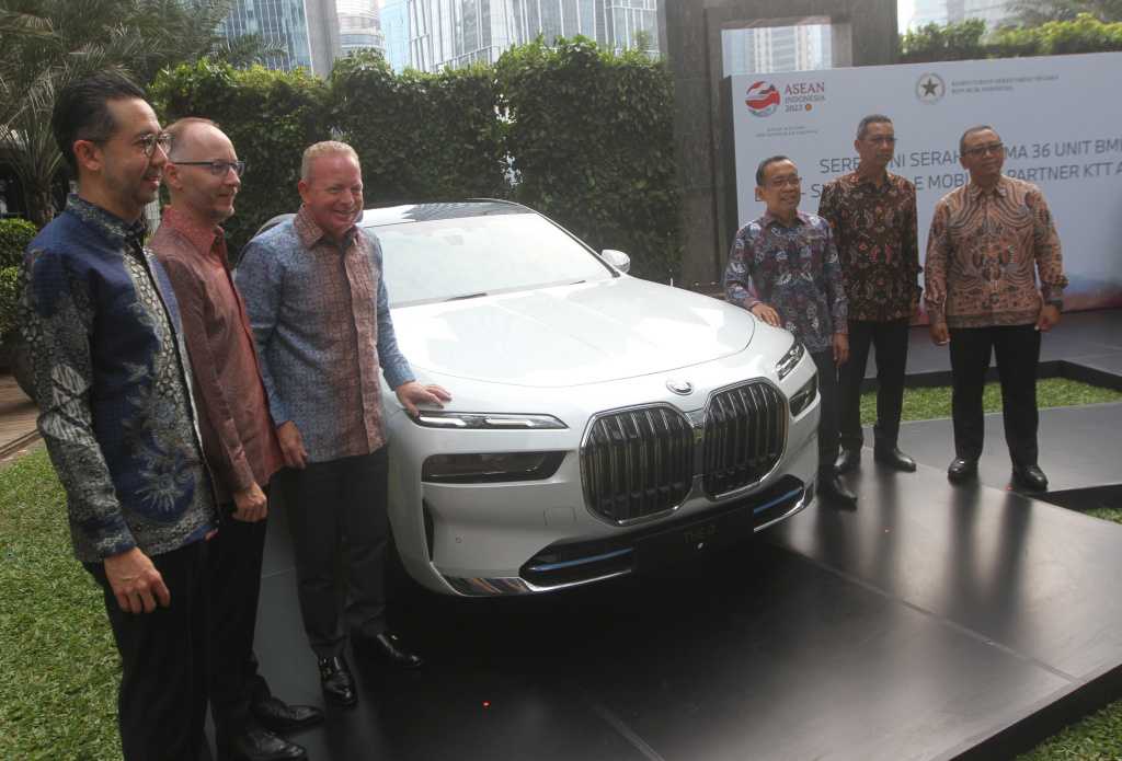 Seremonial Serah Terima BMW i7 sebagai Sustainable Mobility Partner untuk  KTT ke-43 ASEAN PLUS 2023 1