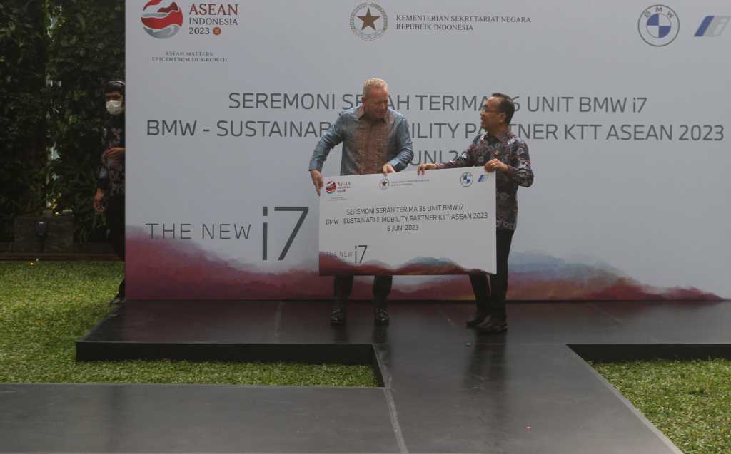 Seremonial Serah Terima BMW i7 sebagai Sustainable Mobility Partner untuk  KTT ke-43 ASEAN PLUS 2023 3
