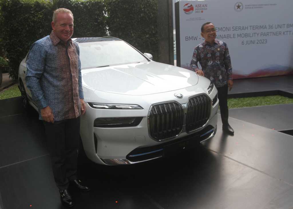 Seremonial Serah Terima BMW i7 sebagai Sustainable Mobility Partner untuk  KTT ke-43 ASEAN PLUS 2023 4