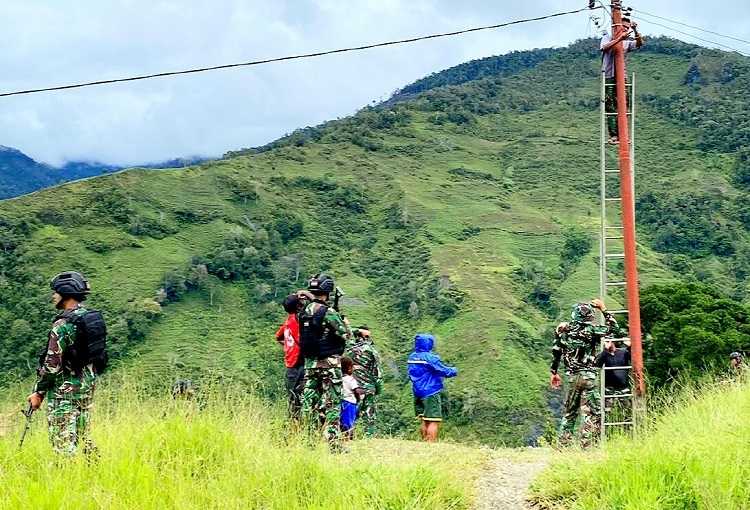 Setiap Ada Kesulitan Warga, Anggota Satgas Yonif  Raider 142/KJ Hadir Memberi Solusi