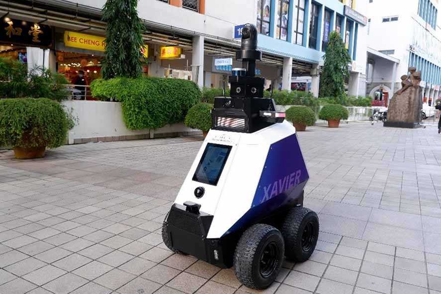 Singapura Uji Coba Robot Pemantau Perilaku Warga