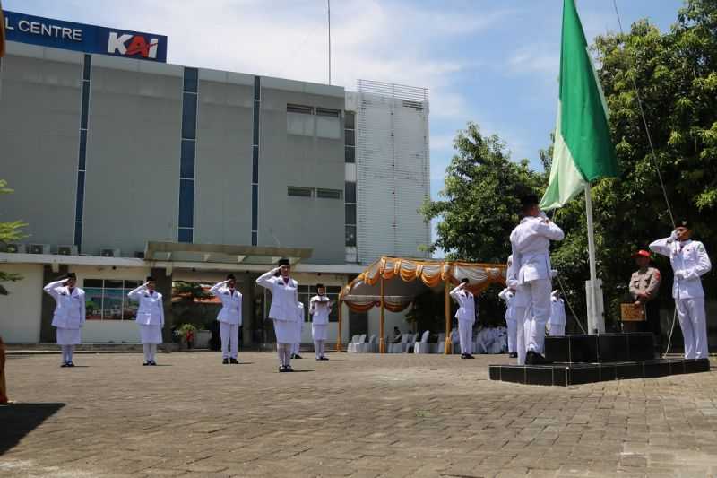 Siswa SMA di Madiun Ikuti Lomba Pengibaran Bendera