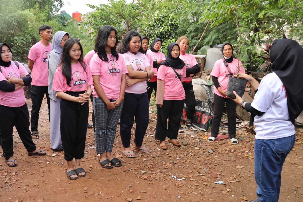 Srikandi Ganjar Bagikan Bibit Tanaman Buah-Buahan di Tangerang Selatan 3