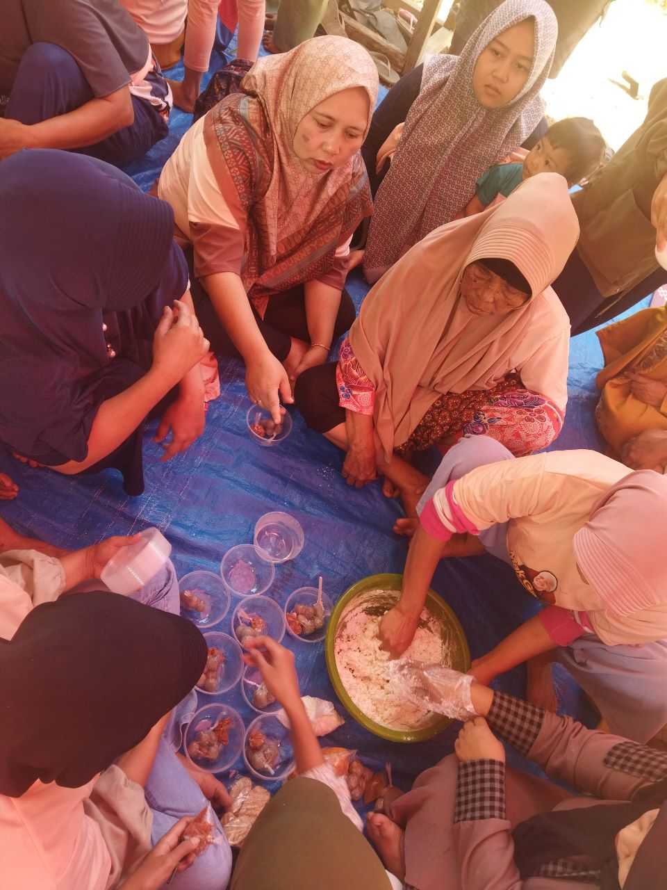 Sukarelawan Ganjar Beri Pelatihan Ibu-Ibu Cara Pembuatan Bakso Aci 2