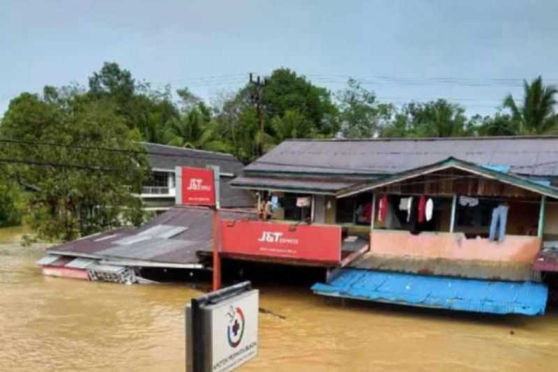 Sungai Meluap, Banjir hingga 2 Meter Rendam Rumah Warga di Tepuai Kalbar