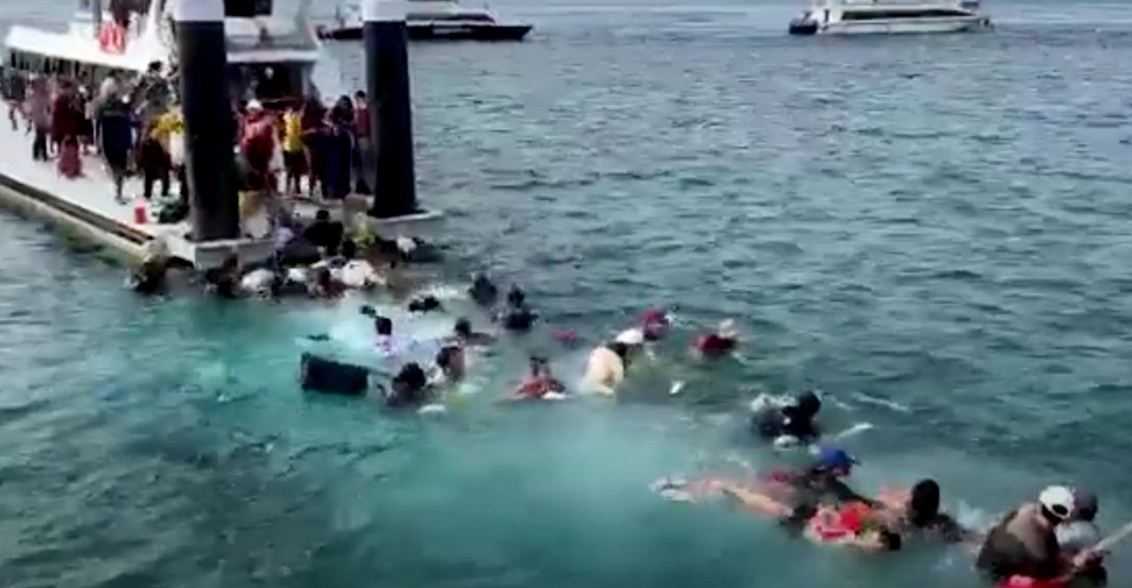 Tak Kuat Menahan Beban, Jembatan Dermaga Ambruk, 30 Orang Jatuh ke Laut